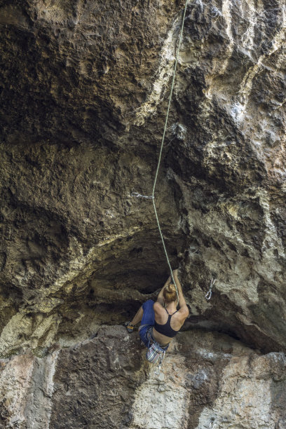女孩在爬岩石图片下载