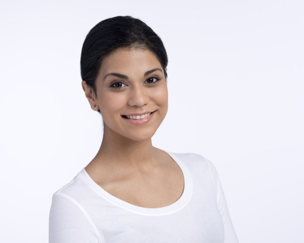 年轻的西班牙妇女微笑着图片下载