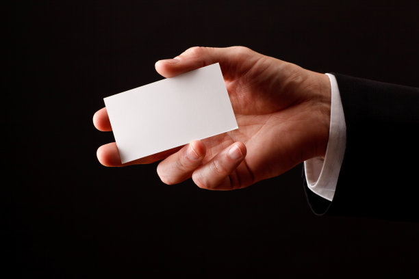 手持空白名片图片下载