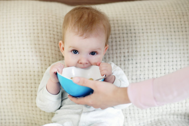 婴儿咬着碗图片下载