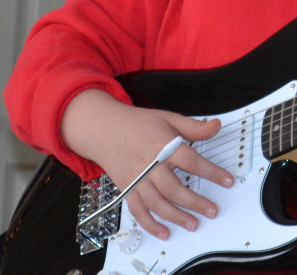 少年弹电吉他图片下载