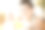 微笑的年轻女子在吃意大利面图片下载