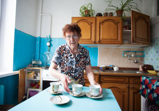 厨房里有个老妇人图片下载