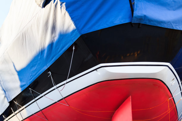 三色运动游艇船尾与蓝色覆盖特写后视图图片下载