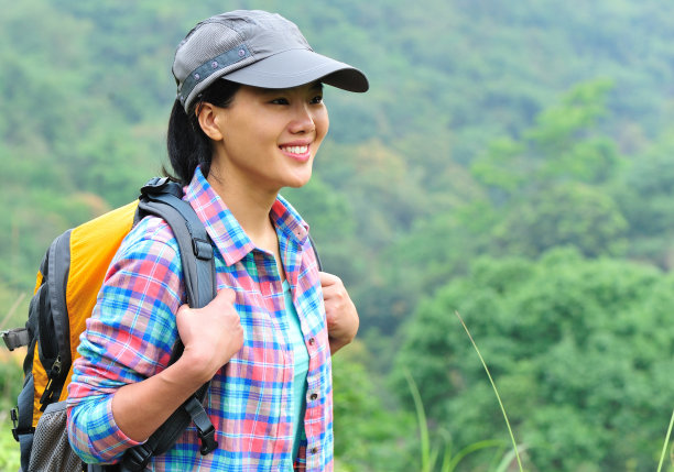 爬山的女人图片下载