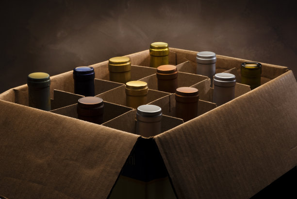 酒瓶装在盒子里图片下载