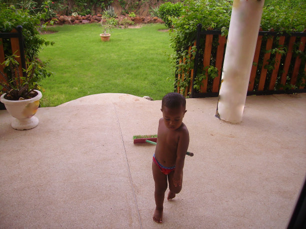 照料花园的孩子图片下载