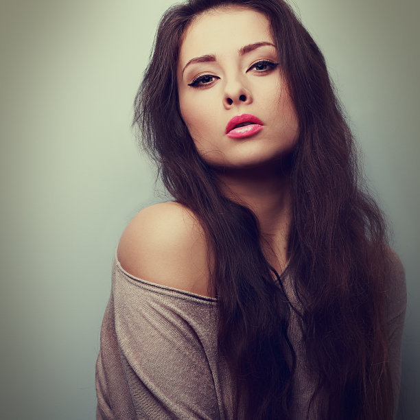 美丽性感的化妆女人长头发在毛衣。古董图片下载