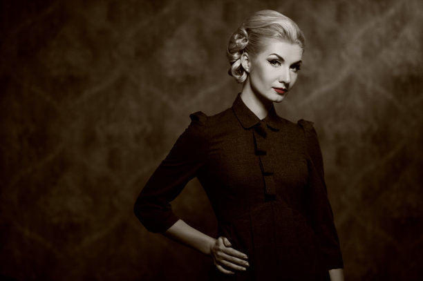 红唇复古女子，身着经典服饰图片下载