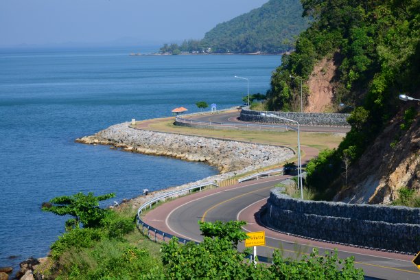 沿着海滩的弯曲公路图片下载