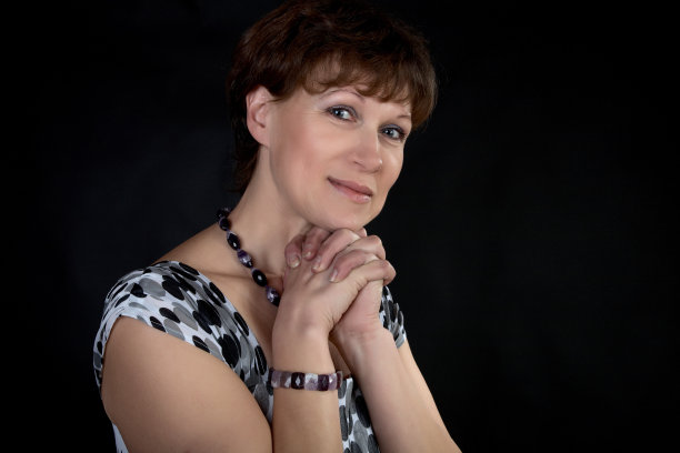 微笑的女人，戴着珠子和手镯图片下载