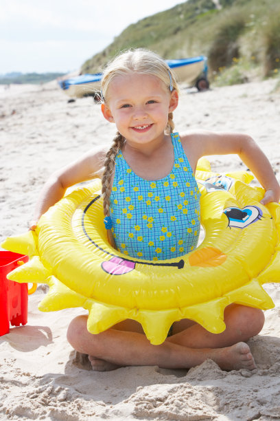 孩子们在海滩上玩图片下载