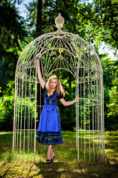 年轻的巴伐利亚女人在花园里图片下载