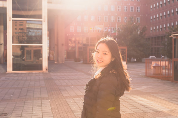 年轻美丽的中国女孩在城市街道上摆姿势图片下载