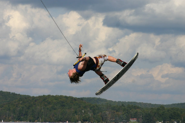 花式滑水后空翻图片下载