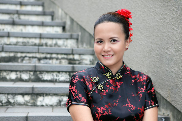 穿着中式服装的年轻女子图片下载