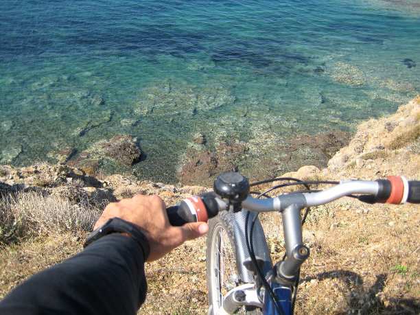 山地车停在悬崖的尽头图片下载