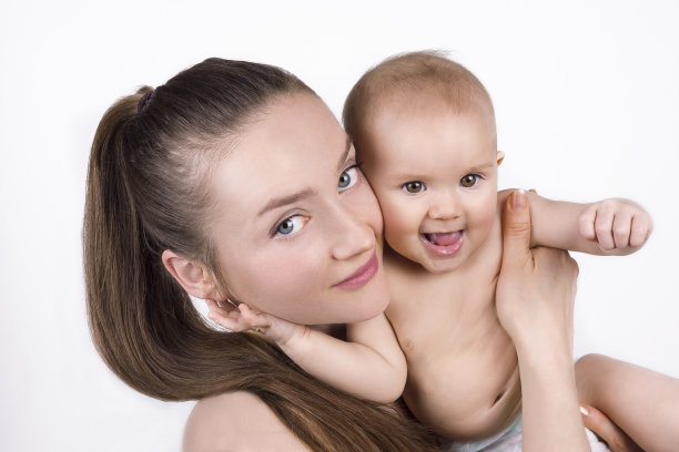 快乐年轻的母亲和孩子图片下载