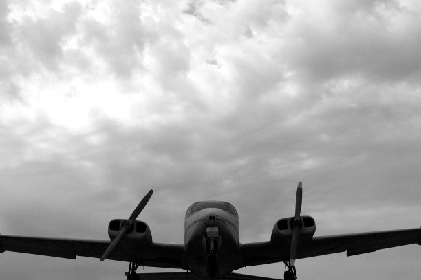 暗平面进入画面，上面有房间图片下载