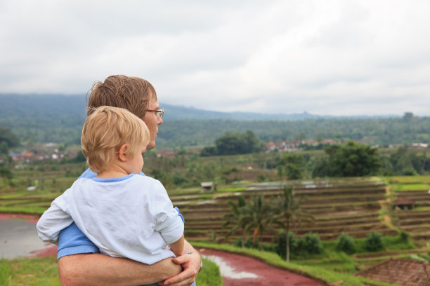 父子在巴厘岛的稻田里图片下载