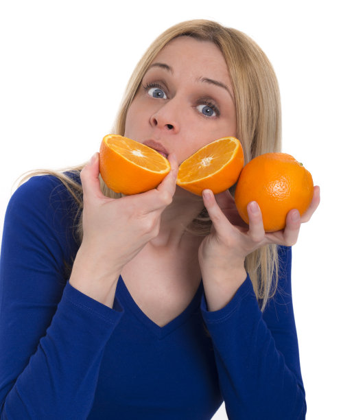 金发女人品尝橙子图片下载