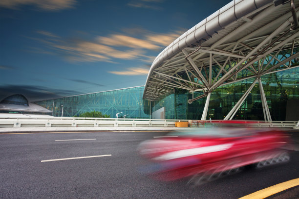 高速公路上的快车图片下载