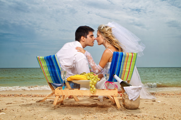 一对情侣在海滩上休息图片下载