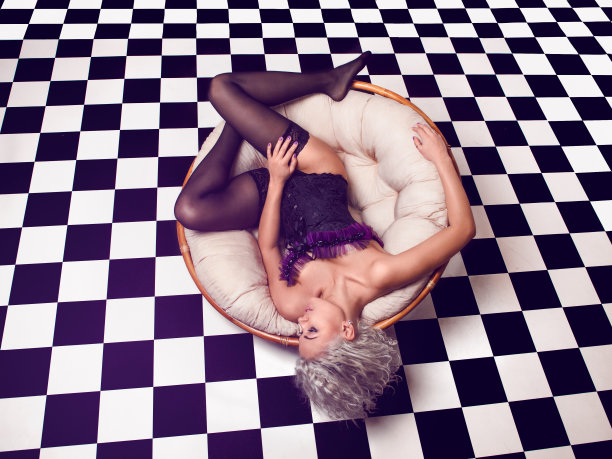 性感的金发女郎躺在格子地板上图片下载