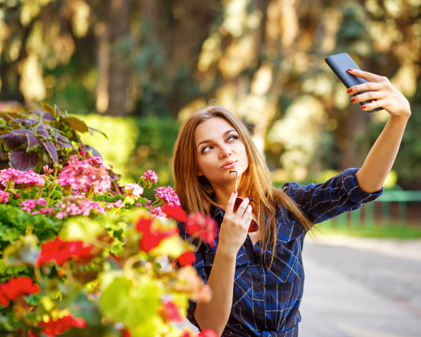 那个女孩在电话里自拍。有问题图片下载