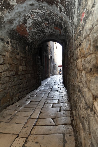 罗马风格的城市拱门隧道图片下载