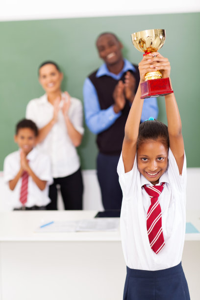 拿着奖杯的女生图片下载