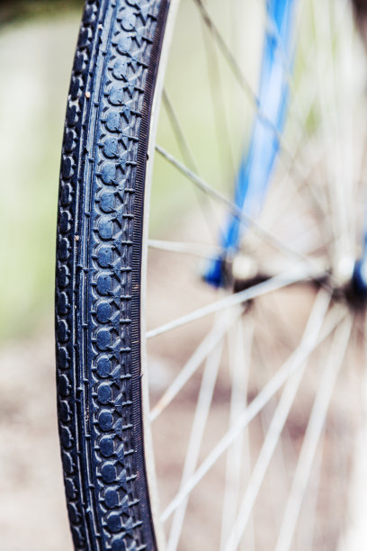 车轮旧的蓝色自行车站在墙边图片下载