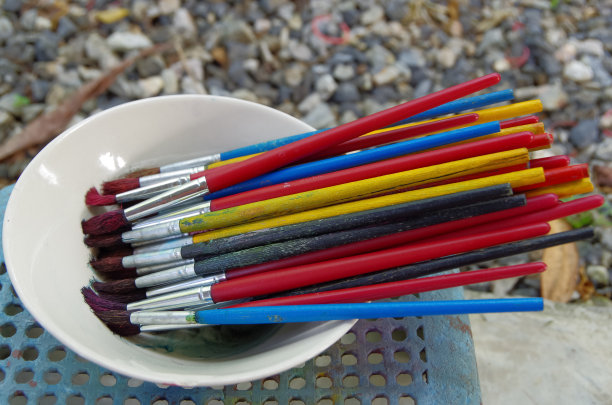 许多刷子用于绘画和绘画，水彩颜料图片下载