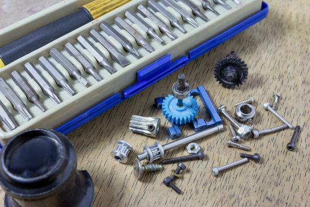 螺丝刀设置在木材背景上图片下载