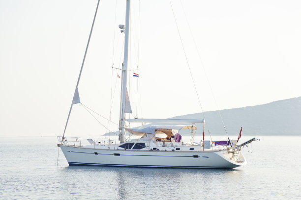 现代固定帆船图片下载