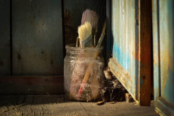 破旧的油漆刷和蜘蛛网在罐子里图片下载