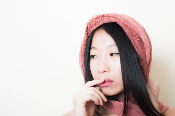 年轻的亚洲女人近距离摆姿势看右图片下载