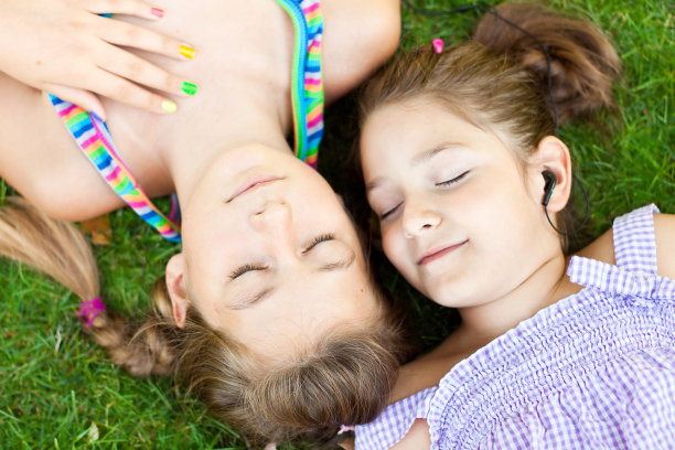 两个小女孩玩得很开心图片下载