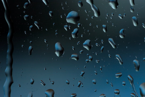 水滴在玻璃上。图片下载