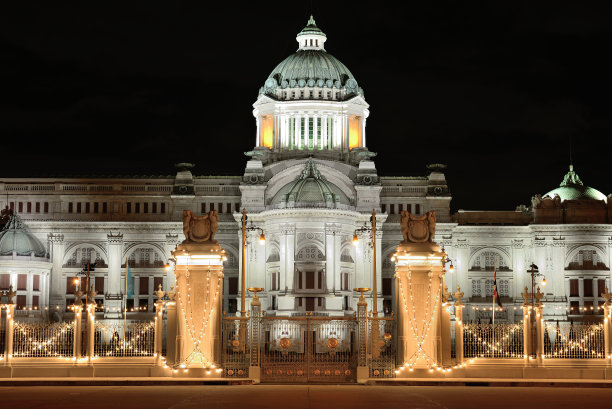 晚上的阿南塔·萨马洪王座大厅图片下载