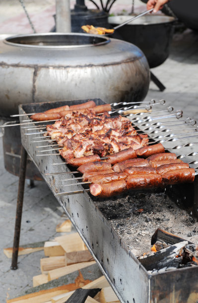 准备香肠和烤肉串图片下载