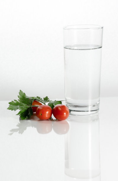 一杯水，西红柿，维生素和饮食。图片下载
