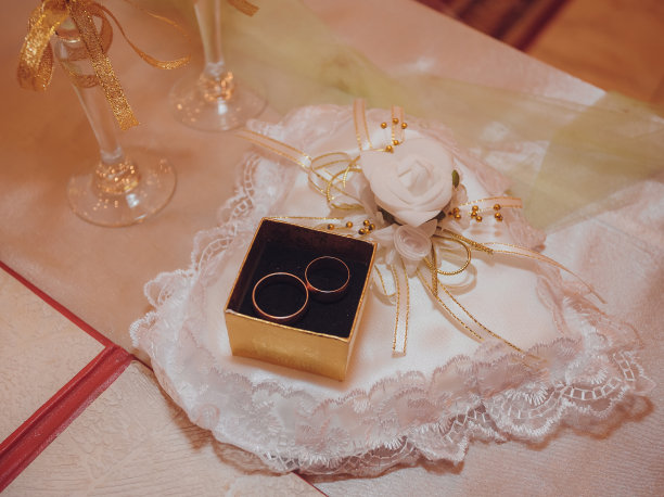 两个结婚戒指图片下载