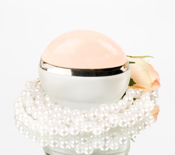 美丽的瓶子在背景上与珍珠图片下载