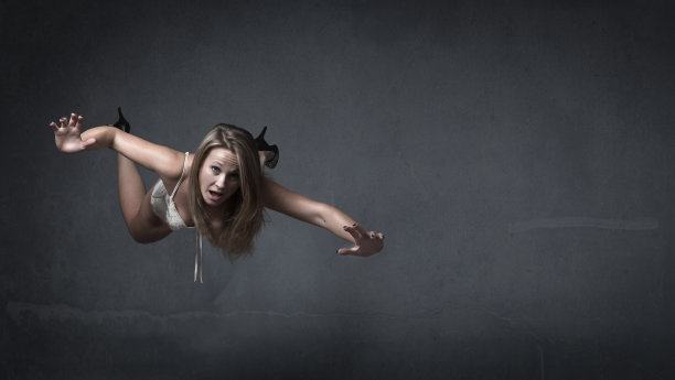 女孩飞着坠落图片下载