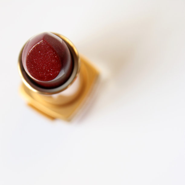 白色背景上的红色唇膏图片下载