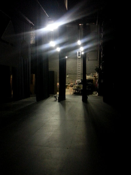 在剧院的侧翼等待图片下载