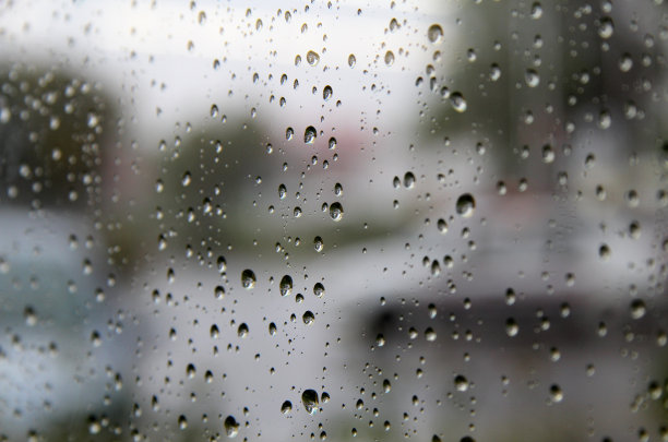 小雨打在玻璃上图片下载