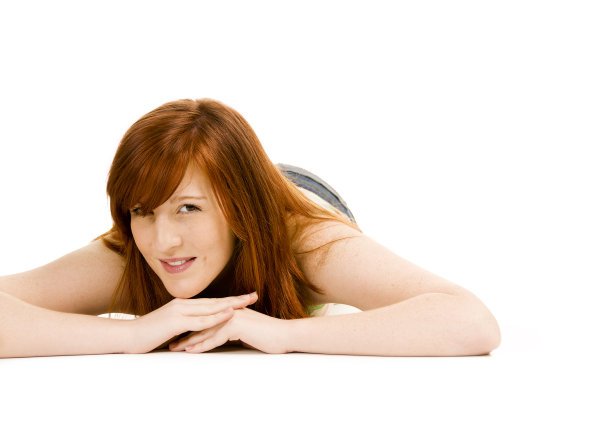 迷人的红发女孩躺在前面图片下载