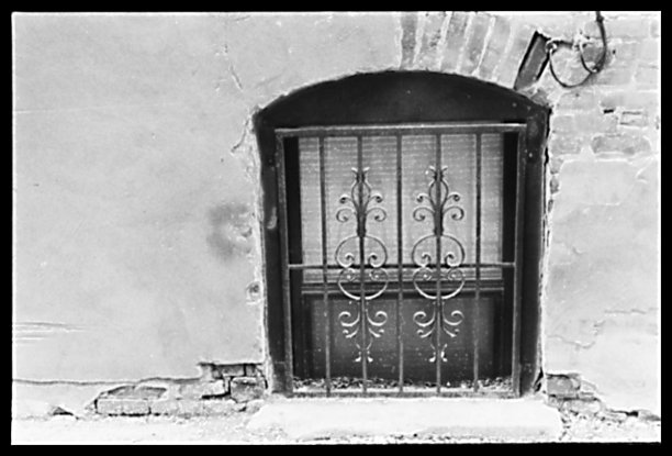 黑色和白色地下室的窗户图片下载